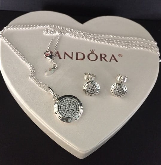 Υπέροχο επώνυμο σετ Pandora σκουλαρίκια μαζί με μενταγιόν. - Misses Jewellery