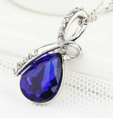 Pandantiv decorat cu un cristal albastru