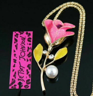 Colier cu motivul unei flori roz de primăvară