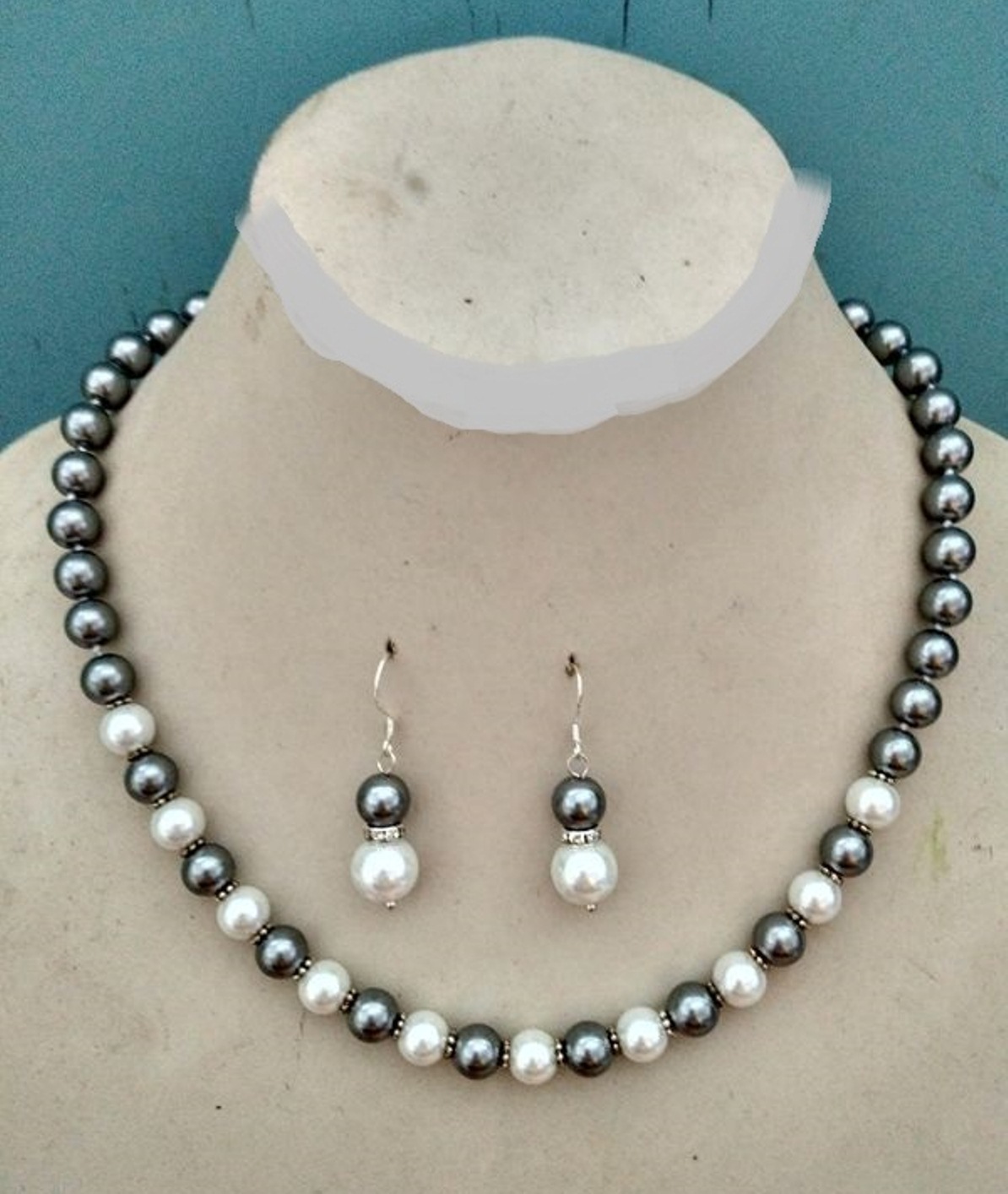 Set format dintr-un colier cu perle south sea Shell AAA