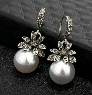 Cercei cu un motiv de floare pe o perlă