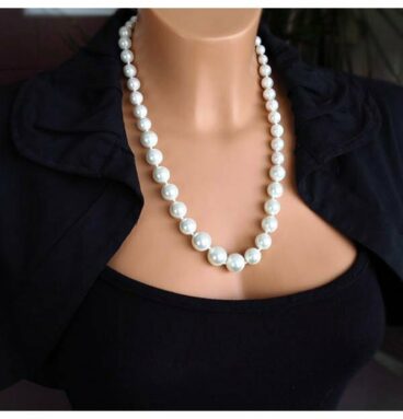 Perle mari de culoare albă