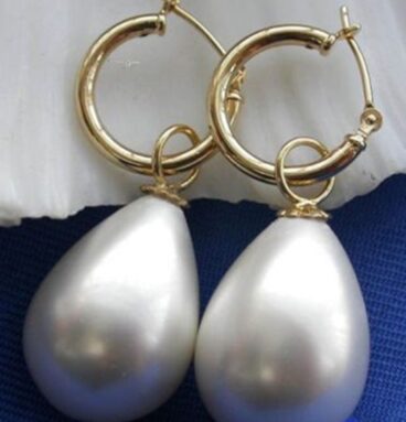 Cercei decorați cu o perlă superbă.