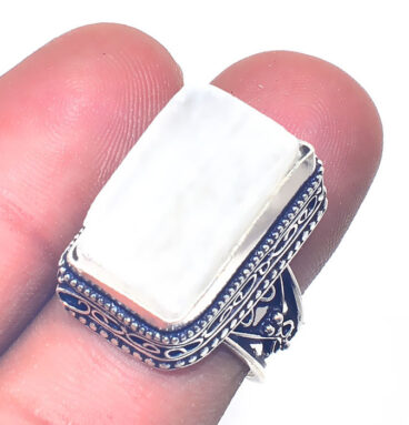 argint solid 925 și decorat cu o piatră minerală de selenit incredibil de frumoasă.