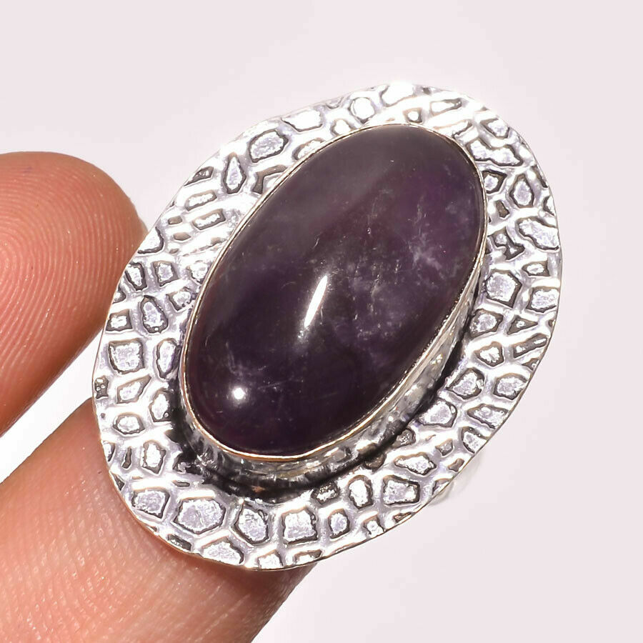 Inel din argint 925 cuo coroană estetică specială vintage. Decorat cu ametist în tăietură ovală.