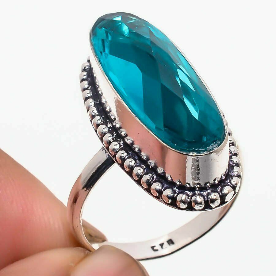 Fabricat din argint 925 și decorat cu un topaz albastru strălucitor (blue topaz)