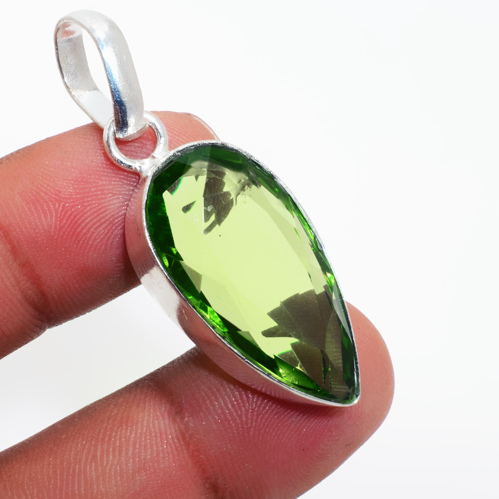 realizat din argint solid 925 și decorat cu minunată piatră minerală Peridotit (peridot)