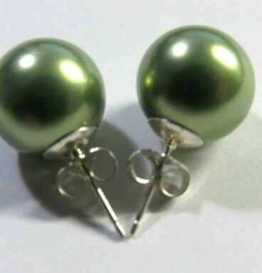 Cercei realizați din argint 925 decorați cu o perlă verde rotundă south sea shell 10mm