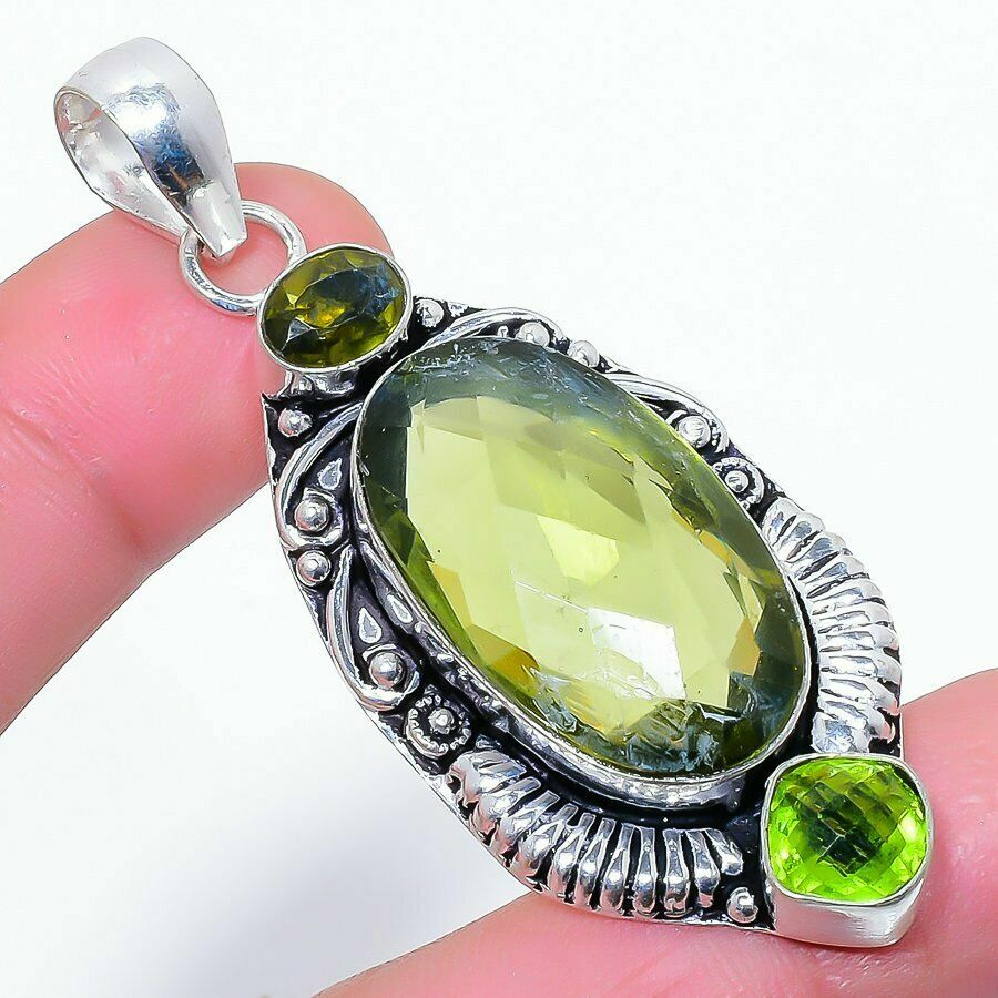 Pandantiv indian fabricat manual din argint 925 solid și decorat cu o minunată piatră minerală Peridotit (peridot) în tăietură ovală.