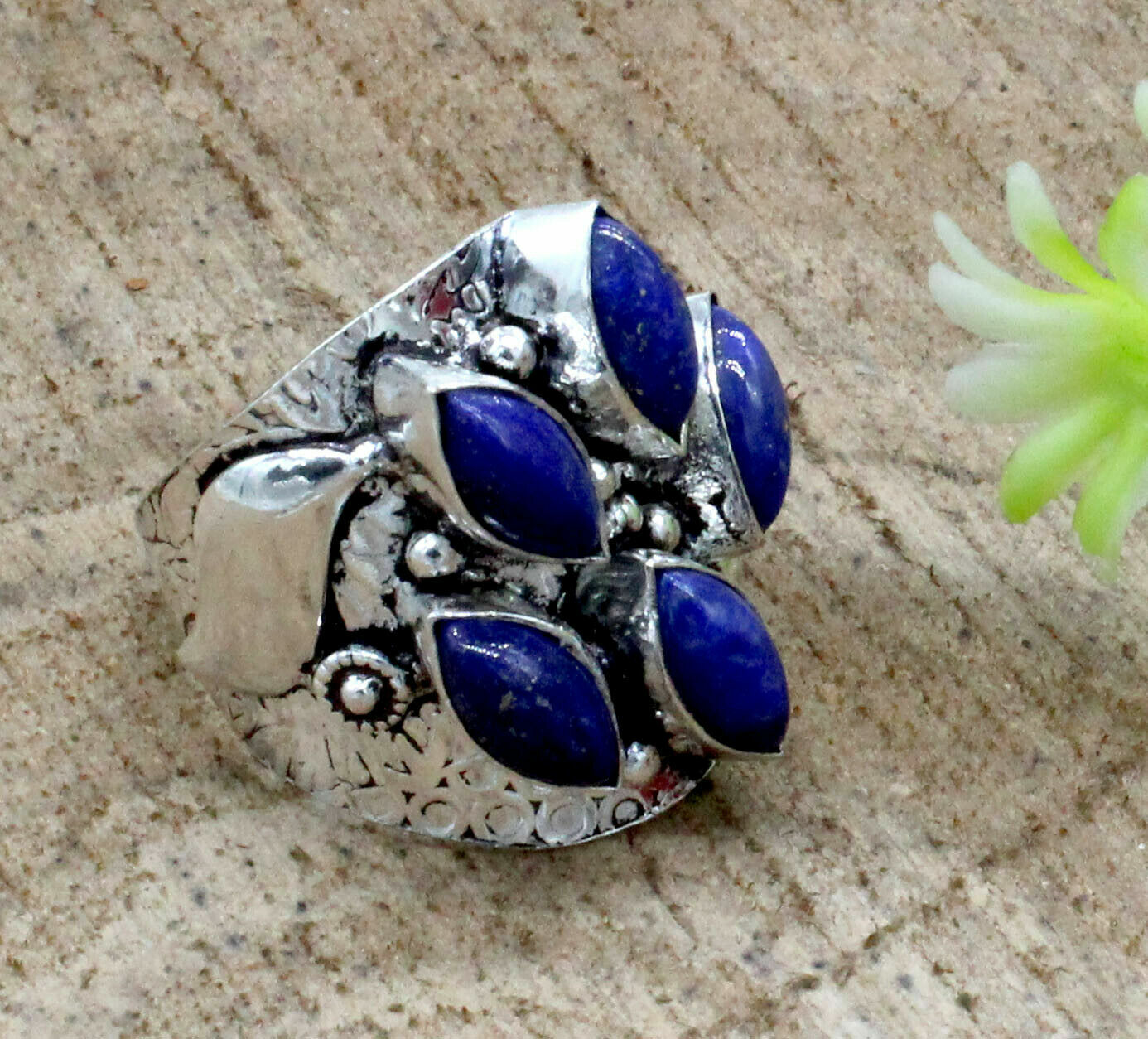 Inel indian realizat manual din argint 925 și decorat cu lapis lazuli